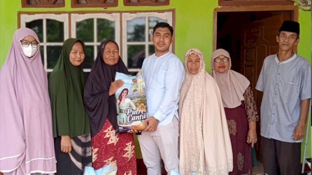 Berkah Ramadan, Anggota DPRD Palopo Ini Bagi Beras Gratis ke Warga Kurang Mampu