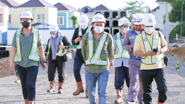 Direktur Air Limbah PDAM Kota Makassar Aiman Adnan (tengah), saat meninjau lokasi penggalian Jalur Pipa IPAL di Kasawan Tanjung Bunga Makassar. (Istimewa)