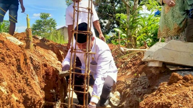 Ketua DPRD Luwu Timur letakkan batu pertama pembangunan TPQ Ar-Rahman.