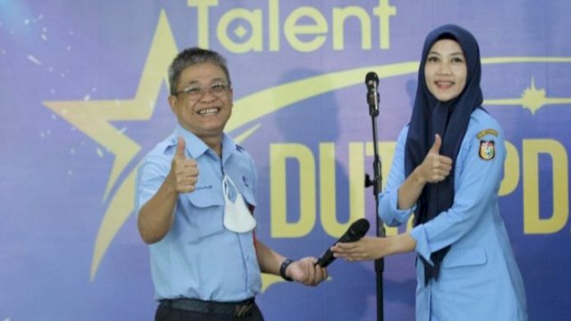 Direktur Utama PDAM Kota Makassar Beni Iskandar, bersama Direktur Umum dan Pelayanan Indira Mulyasari. (Istimewa)