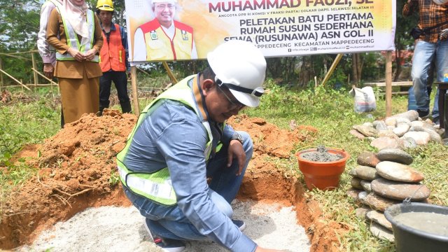 Anggota DPR RI Muhammad Fauzi meletakkan batu pertama pembangunan Rusunawa untuk ASN Golongan II di Desa Mappadeceng Luwu Utara. Senin (08/08/2022)