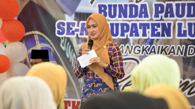 Bupati Luwu Utara Indah Putri Indriani memberikan arahan setelah mengukuhkan Bunda PAUD Desa dan Kelurahan se Luwu Utara. Jumat (05/08/2022)