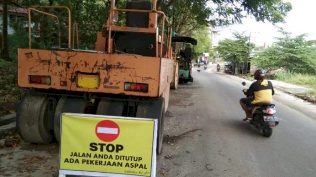 Ket : Kegiatan rehabilitasi pengaspalan jalan di salah satu titik di Kota Parepare (Istimewa)