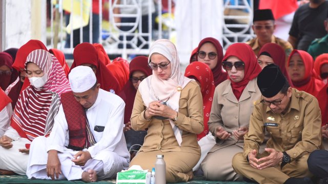 Bupati Luwu Utara saat menghadiri Zikir dan Doa yang dilaksanakan BKMT Luwu Utara dalam rangka menyambut Hari Ulang Tahun (HUT) Ke-77 Kemerdekaan Republik Indonesia. FOTO/PROTOKOL LUWU UTARA