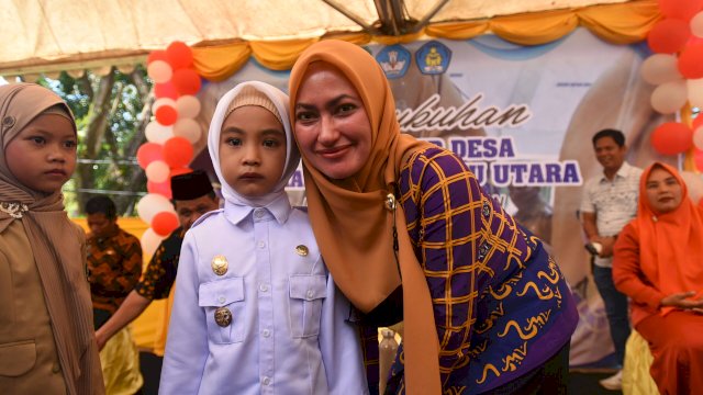Nur Alika foto bersama Bupati Luwu Utara Indah Putri Indriani. FOTO/PROTOKOL LUWU UTARA