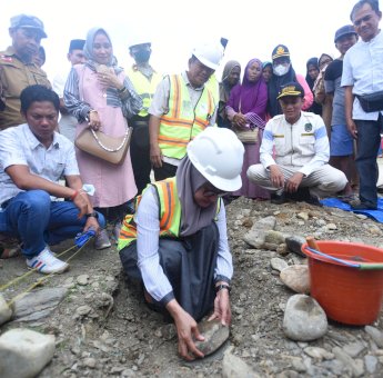 Letakkan Batu Pertama, Bupati Indah Mengawali Pembangunan Pasar Rakyat Tarue