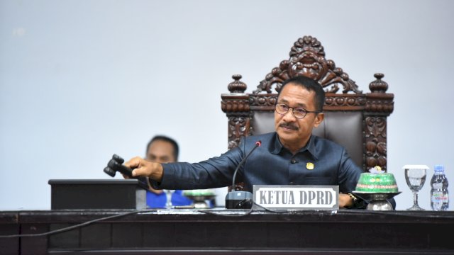 Ketua DPRD Luwu Utara Drs Basir saat memimpin rapat paripurna dengan agenda mendengarkan Pendapat Akhir Fraksi terhadap dua ranperda inisiatif DPRD, Senin (29/8/2022).
