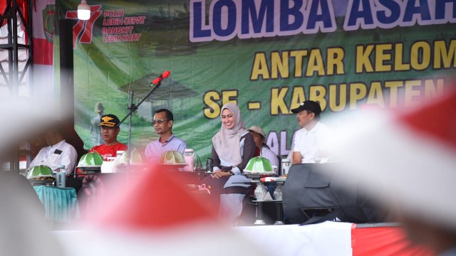 Bupati Luwu Utara Indah Putri Indriani membuka Lomba Asah Terampil HUT Ke-77 RI, Minggu (14/8/2022). FOTO/PROTOKOL LUWU UTARA