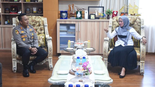 Bupati Luwu Utara Indah Putri Indriani berbincang dengan Kapolres Luwu Utara AKBP Galih Indragiri di ruang kerja Bupati. Rabu (03/08/2022) FOTO/PROTOKOL LUWU UTARA