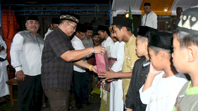Anggota DPR RI Fraksi Golkar menyerahkan santunan kepada puluhan anak yatim saat menghadiri milad Majelis Nurul Musthofa di Desa Salulemo Kecamatan Sukamaju. Senin (01/08/2022)