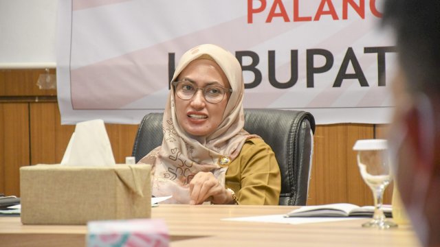 Bupati Luwu Utara yang juga sebagai Ketua MPI Luwu Utara Indah Putri Indriani memimpin Rapat Pleno ke-II yang dipimpin Bupati Luwu Utara, Indah Putri Indriani di Ruang Command Center Kantor Bupati Luwu Utara, Selasa (30/08/2022)