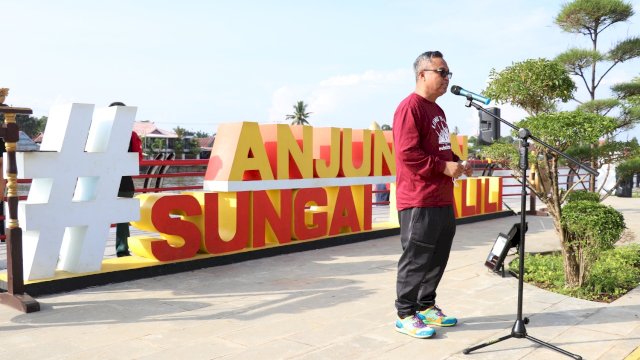 Bupati Luwu Timur, Budiman saat melaunching Anjungan Sungai Malili.