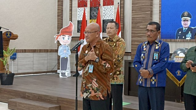 Kepala Devisi (Kadiv) Keimigrasian Kemenkumham Sulsel Jaya Saputra saat memaparkan capaian kinerja di prescon Kemenkumham Sulsel, belum lama ini. (Chaerani/Republiknews.co.id)
