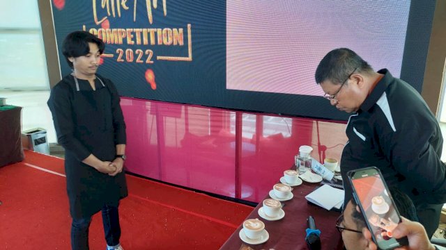 Puluhan barista ramaikan Archipelago Latter Art Competition 2022 di ON20 Hall & Dine, Aston Makassar Hotel & Convention Center, Senin (01/08/2022). (Chaerani Republiknews.co.id)
