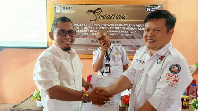 Koordinasi Divisi Teknis KPU Jeneponto, Mustari bersama Koordiv PHL Bawaslu Jeneponto, Hamka Lau.