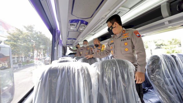 Kapolda Jatim, Irjen pol Nico Afinta Mengecek Langsung Tiga Bus Hibah (Foto: Istimewa)