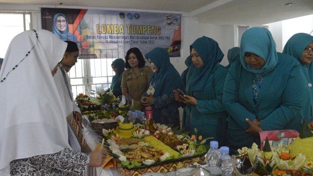 Peringatan HKG PKK ke 50 di Luwu Timur dengan lomba tumpeng.
