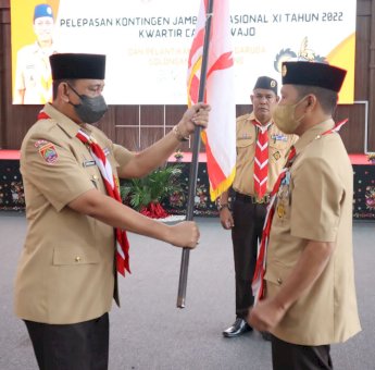 Amran Mahmud Lepas Peserta Jamnas XI Kabupaten Wajo ke Cibubur