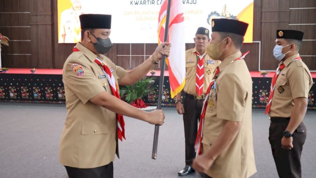 Bupati Wajo Amran Mahmud Melepaskan Peserta Pramuka Yang Mengikuti Jamnas XI di Cibubur. (Istimewa)