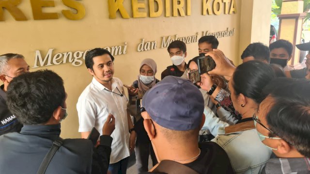 Kasatreskrim&nbsp;Polres Kediri&nbsp;Kota, AKP Tomy Prambana, Saat Diwawancarai Sejumlah Awal Media di Polres Kediri.(Istimewa)