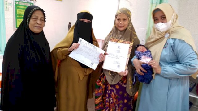 Tim Balada Capil mengantarkan Akta Kelahiran, KIA dan KK untuk seorang bayi bernama Muhammad Alfarizki putra pasangan Ayah Asdar dan Ibu Evi Tamala yang lahir di Clinik Charisma.