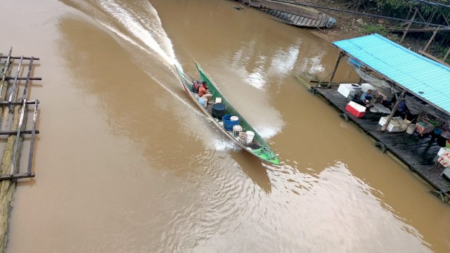 Masyarakat Kecamatan Muara Muntai sehari-hari beraktivitas di sungai Mahakam (Foto: Kurniawan)