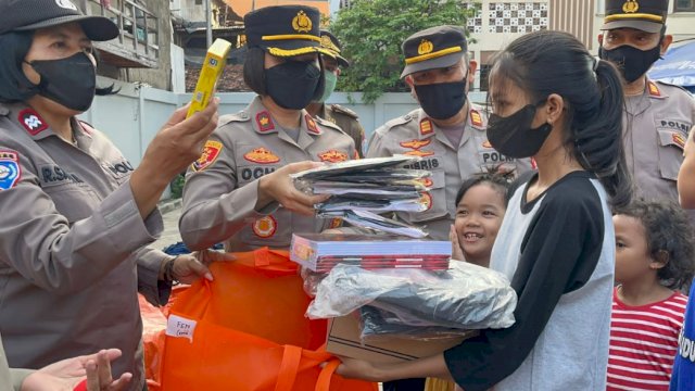 Lewat Kapolres Jakarta Barat, Kapolsek Tambora Kompol Rosana Albertina Labobar Salurkan Bantuan Untuk Korban Kebakaran.(Istimewa)