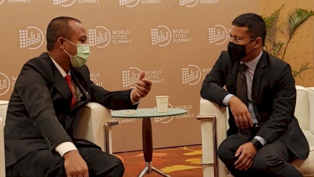 Gubernur Sulsel Andi Sudirman Sulaiman, berbincang dengan Menteri Pembangunan Nasional Singapura Desmond Lee. (Istimewa)