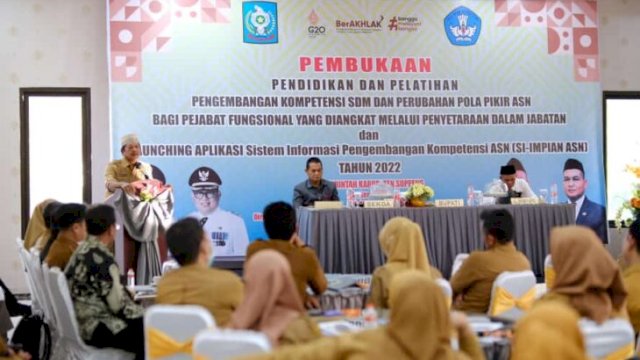 Bupati Soppeng Andi Kaswadi Razak memberikan sambutan pada kegiatan pelatihan pengembangan kompetensi SDM, diaula Maryam Palace Watansoppeng, Senin (01/08/2022). (Ist)