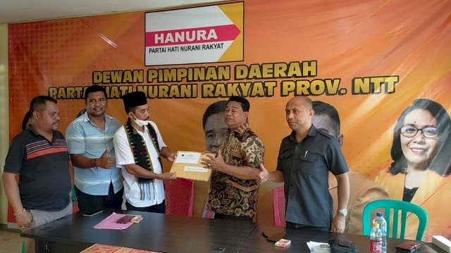 Tim P4KF menyerahkan Dokumen Dukungan Provinsi Kepulau Flores ke DPD Partai Hanura NTT. (Foto: Istimewa)