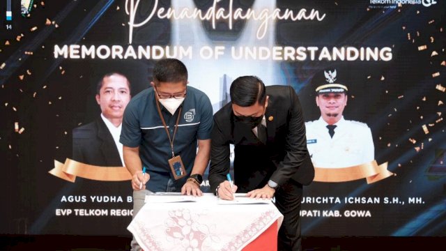 Bupati Gowa Adnan Purictha Ichsan, bersama General Manager Telkom Witel Makassar Nuryadin Salam saat melakukan penandatangan kerjasama Satu Data Indonesia, di Kantor Telkom Regional Makassar. (Dok. Humas Gowa)