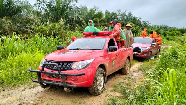 Tim Basarnas saat melakukan pencarian Makpong di dalam hutan Desa Puan Cepak, Kutai Kartanegara, Kalimantan Timur. (Istimewa)