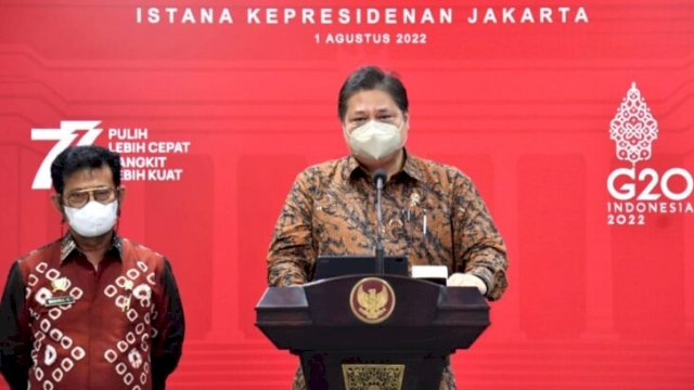 Menteri Koordinator Bidang Perekonomian Airlangga Hartarto dan Menteri Pertanian Syahrul Yasin Limpo menyampaikan keterangan usai mengikuti rapat terbatas bersama Presiden Jokowi di Istana Merdeka soal peningkatan produksi jagung, Senin (01/08/2022). (Ist)