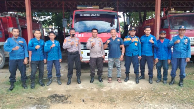 Kepala Bagian Operasional (Kabag Ops) Polres Muna AKP Muhamad Ogen Sairi (tengah) bersama Kepala Bidang Pemadaman dan Penyelamatan Pemkab Muna Riktamin, dan Personil Damkar lainnya. (Foto:Rustam/Republiknews.co.id)