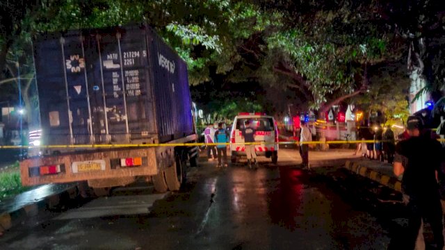 Lokasi penemuan sesosok mayat pria yang tewas didalam mobil kontainer di Jalan Sultan Hasanuddin, Kecamatan Binamu, Kabupaten Jeneponto. (Foto: Istimewa)