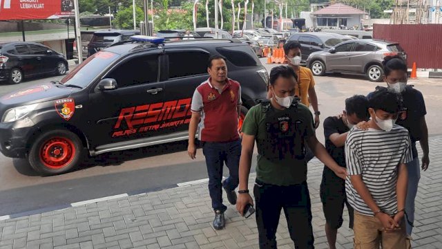 Dua pelaku pemalakan diamankan Polres Jakarta Barat. (Foto: Istimewa)