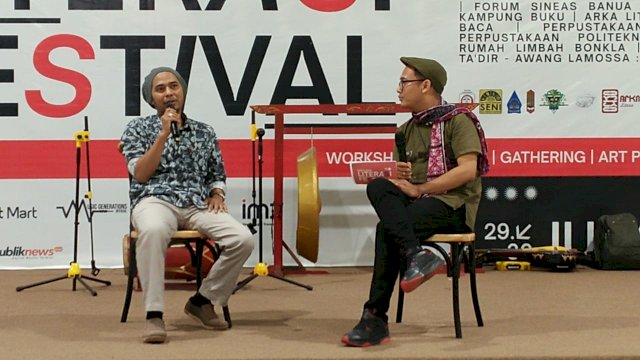Hajriansyah tengah menjelaskan tips dari materi setelah menulis pada Festival Literasi di Wetland Square, Banjarmasin. (Foto: Rahim Arza/Republiknews.co.id)