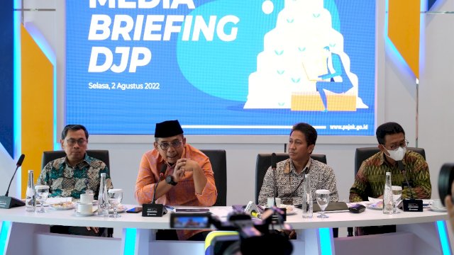 Direktur Jenderal Pajak Suryo Utomo, saat menjabarkan realisasi penerimaan perpajakan di acara Media Briefing DJP, Selasa (02/08/2022). (Dok. Humas DJP Sulselrabar)