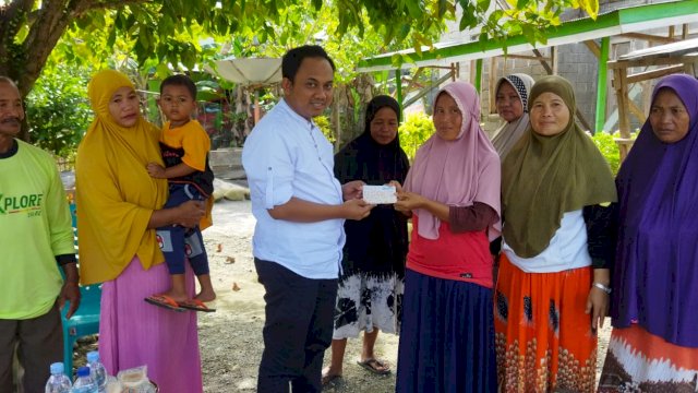 Anggota DPRD Luwu Timur, Alpian menyerahkan bantuan uang senilai Rp25 juta untuk kelompok wanita ternak di Desa Madani.