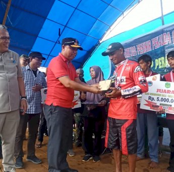 Bupati Luwu Timur Serahkan Hadiah, Ini Daftar Juara Lomba Bala-bala di Pantai Siuone
