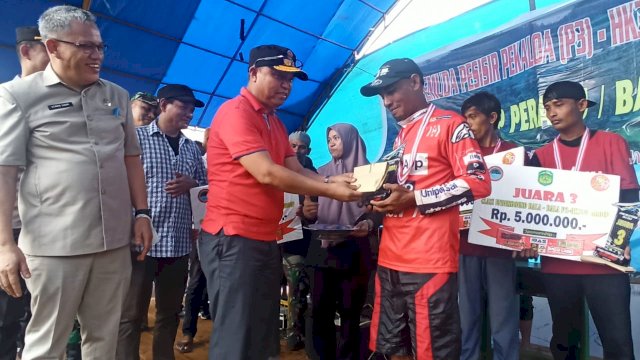 Bupati Luwu Timur, Budiman serahkan hadiah pemenang lomba bala-bala di pantai Siuone Pekaloa.
