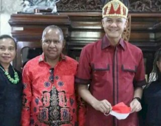 Ganjar Bantu Mahasiswa Papua Lulus S2, Orang Tua: Beliau Idola di Tempat Kami