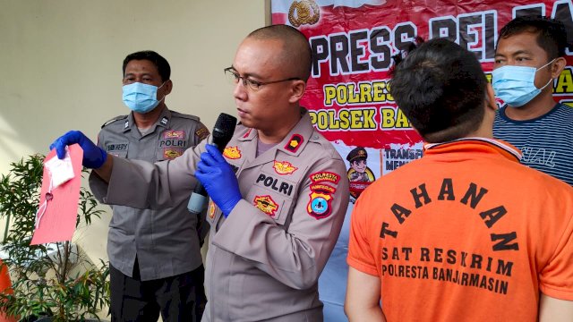 Selebgram F alias Olju (33 tahun) ditunjukkan ke media saat digelar rilis kasus. (Foto: Istimewa)