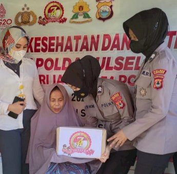 Peringati Hari Jadi ke-74, Polwan di Soppeng Gelar Bakti Sosial