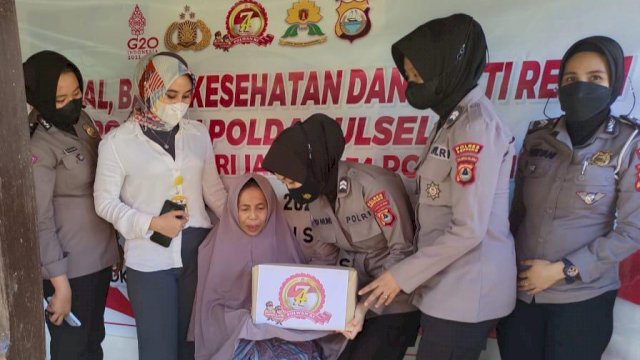 Polwan Polres Soppeng saat menyalurkan bantuan ke salah satu warga kurang mampu&nbsp; Rabu (03/08/2022). (Istimewa)