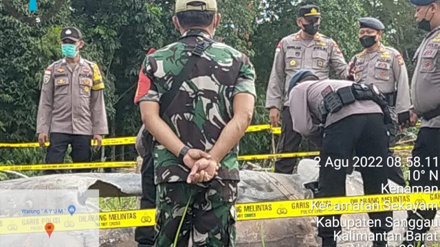 Dua serpihan besi yang diduga roket milik China yang jatuh di Kabupaten Sanggau, Kalimantan Barat. (Istimewa)