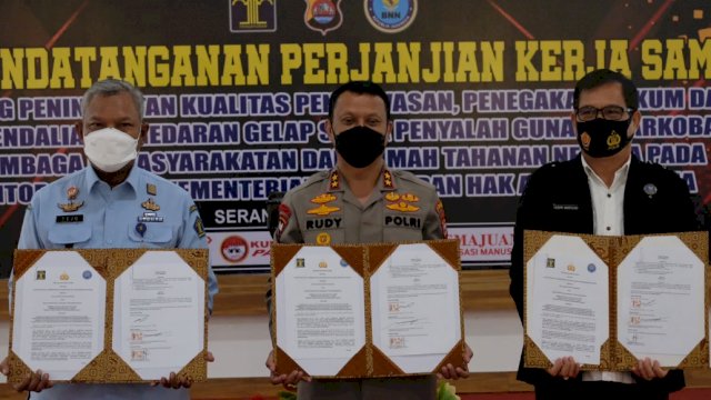 Kanwil Kemenkumham Tejo Harwanto, Kapolda Banten Irjen Pol Rudy Heriyanto, serta Kepala BNNP Banten Brigjen Pol Hendry Marpaung saat melakukan penandatanganan MoU, Rabu (3/8/2022). (Foto: Istimewa)