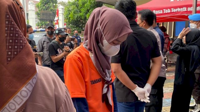 Pelaku penipuan jual beli minyak goreng berinisial ES saat diamankan di Polsek Kebun Jeruk, Jakarta Barat. (Foto: Istimewa)