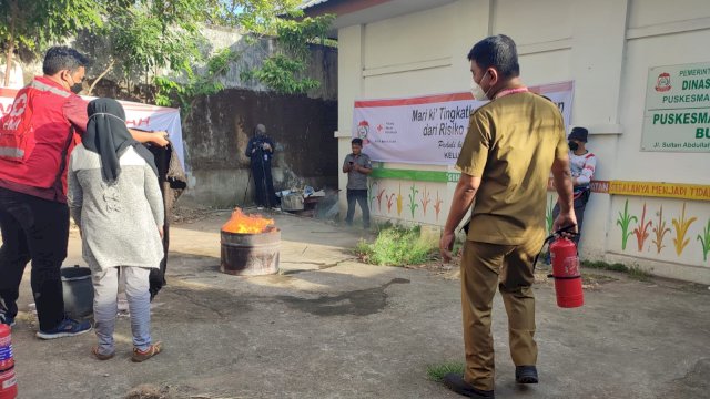 Simulasi penanggulangan bencana Kelurahan Tangguh Bencana, yang digelar oleh PMI bekerjasama dengan BPBD Kota Malassar, di Kelurahan Buloa, Kecamatan Tallo, Rabu (3/8/2022). (Istimewa)
