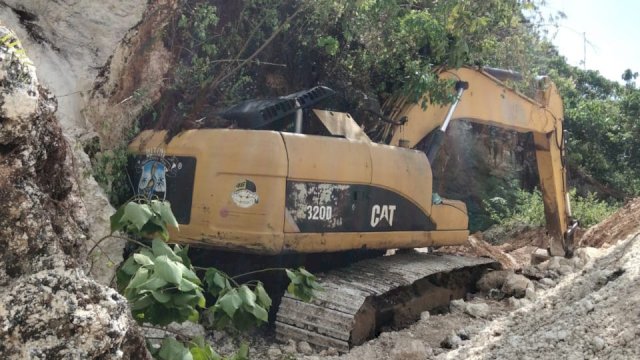 Seorang sopir eksavator terwas tertimpa galian batu kapur di Desa Desa Wakorumba, Kecamatan Wakorumba Selatan, Kabupaten Muna. (Foto: Istimewa)